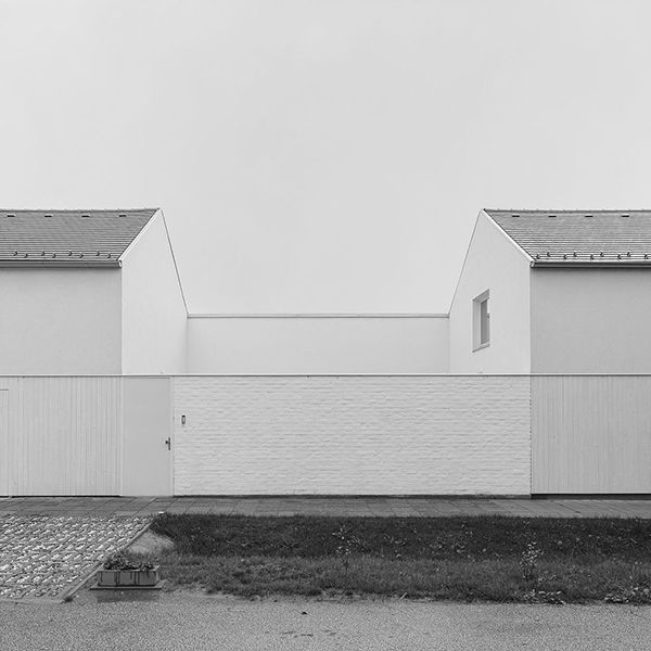 TQA1801 - WHITE ARROW - Greyscale