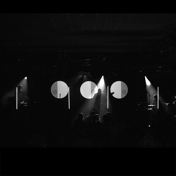 TQA1802 - STAGE LAMP II. - Greyscale